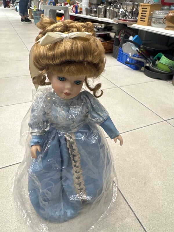 Porcelain collector doll- vintage ***