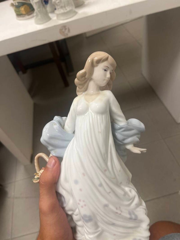 Porcelain Lady with basket figurine - Figurines*