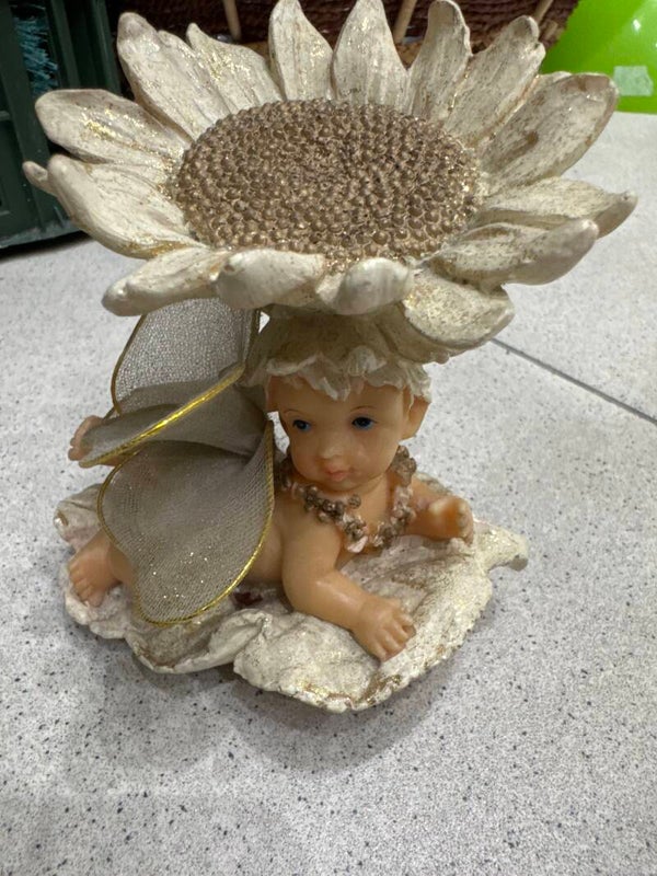 Boy Under The Sunflower - Figurines