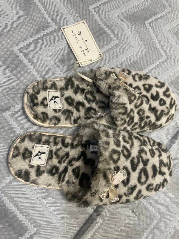 Indoor house slippers size 7/8- Shoes ***