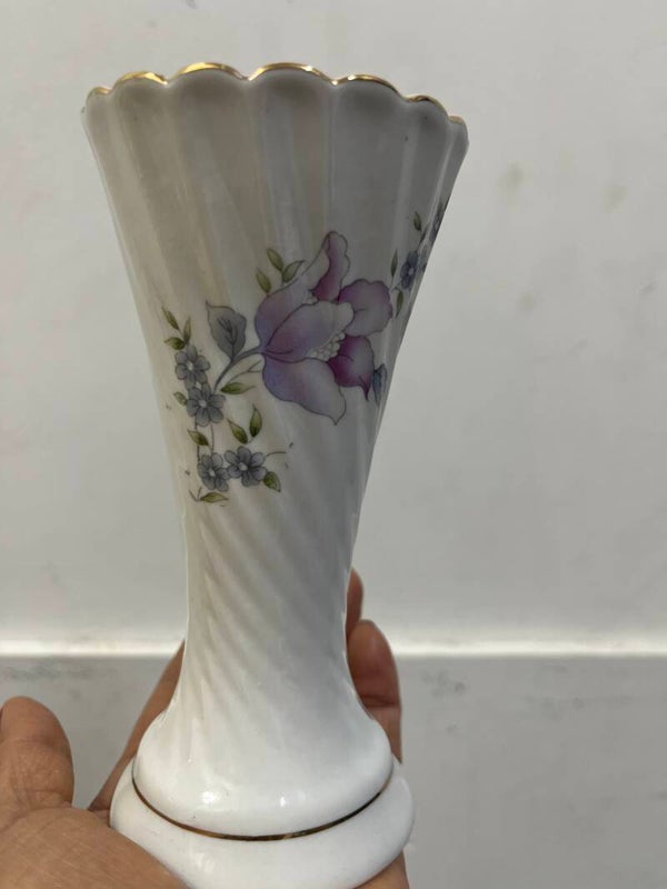 Porcelain vase- Vase***