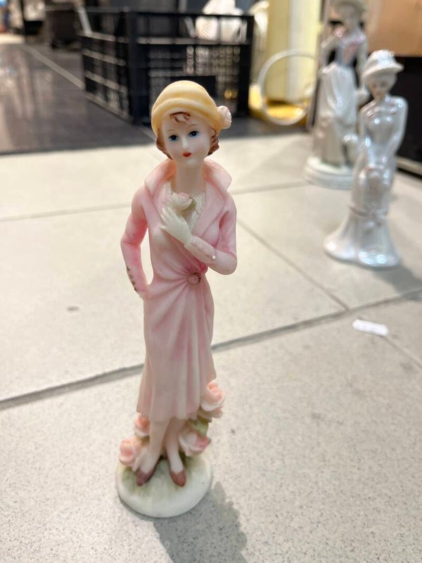 Ceramic Figurine-Decor ***