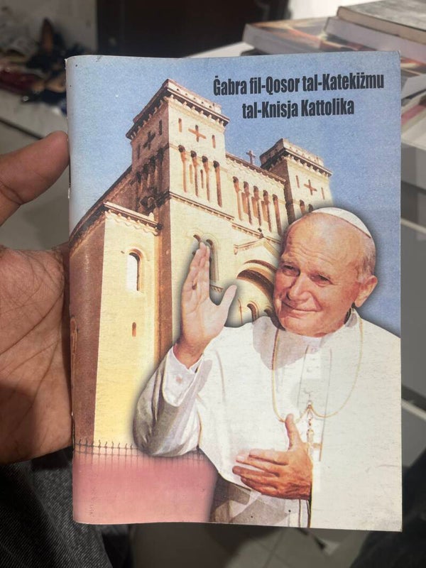 Ġabra fil-Qosor tal-Katekiżmu tal- Knisja - Books