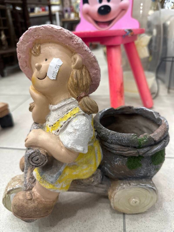 Lisa Garden Figurines-Decor***
