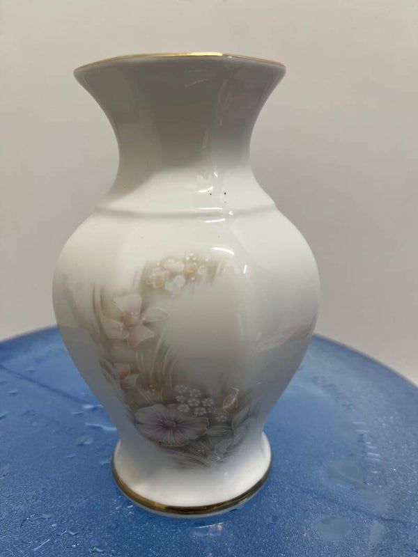 Porcelain Vase- Vase ***
