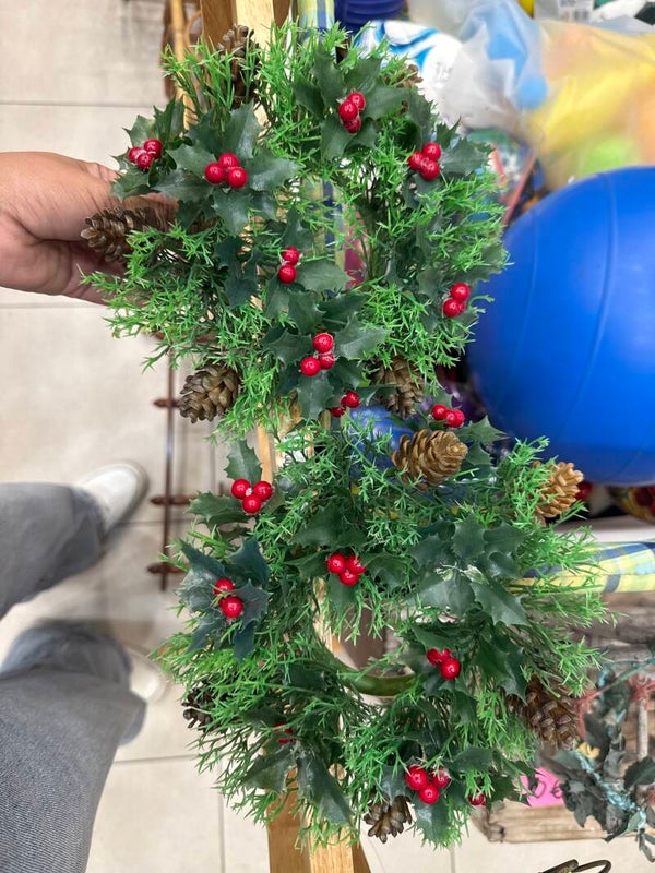 Artificial Christmas Holly Wreath-2€ each-Decor***