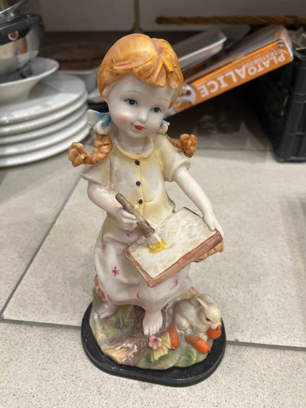 Girl At Painting - Figurines
