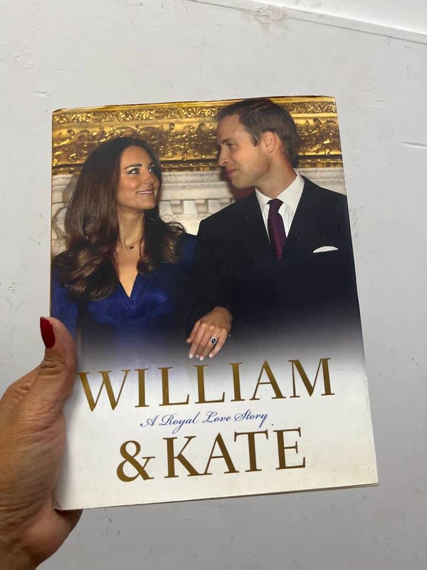 William & Kate Love Story - Books