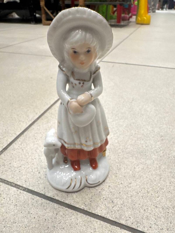 Porcelain Figurine- Figurines ***