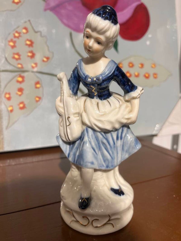Blue Porcelain Woman With Violin - Figurines