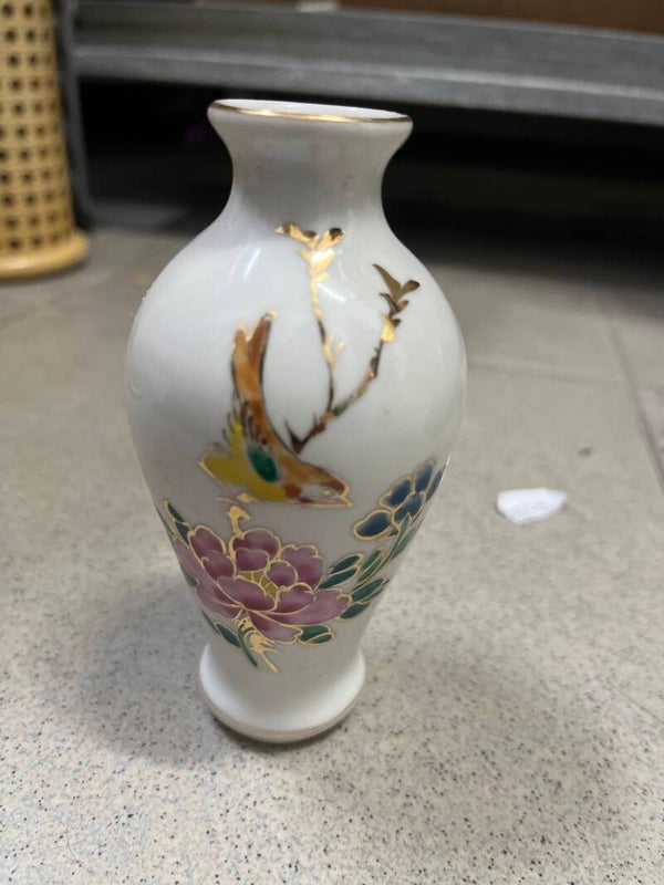 Chinese Porcelain Vase- Decor ***