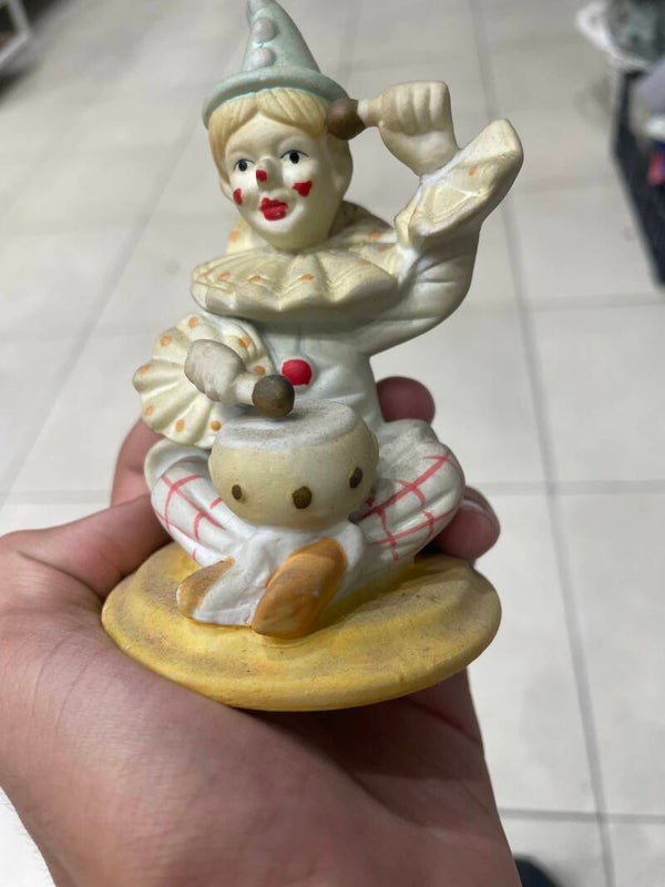 Clown beating on drum figurine - figurines*