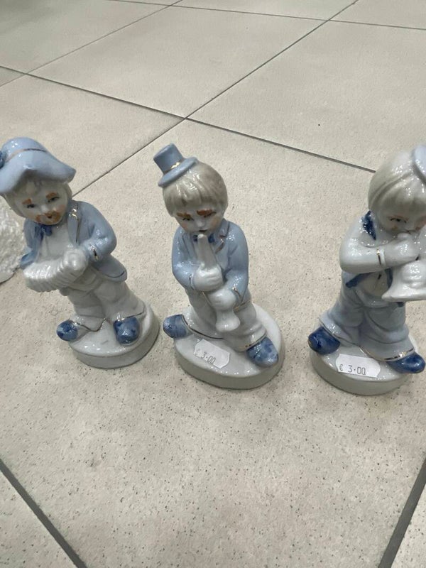Young performers Porcelain figurines (€3 each) - figurines*