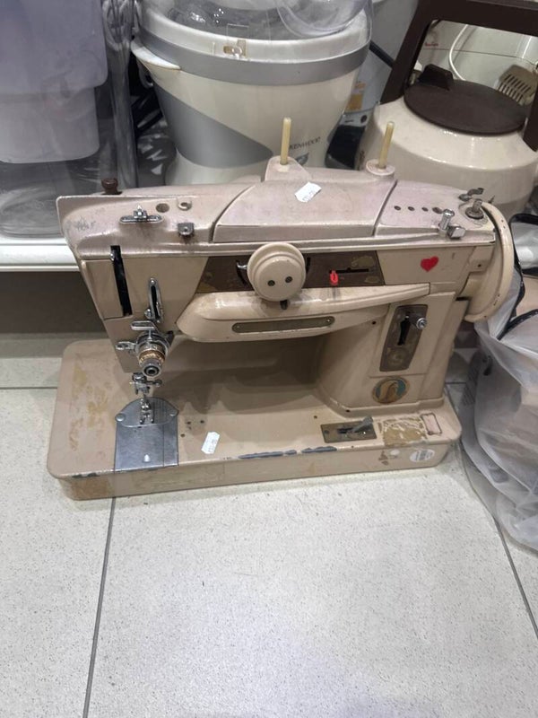 Vintage sewwing Machine - Electric*