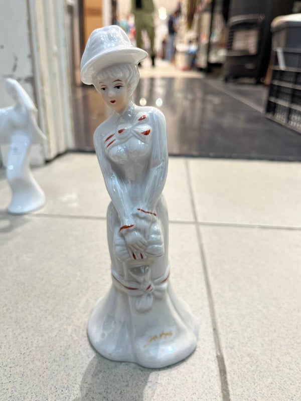 Porcelain Figurine- Decor ***