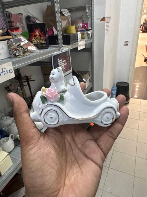 Cat in Car - Figurines