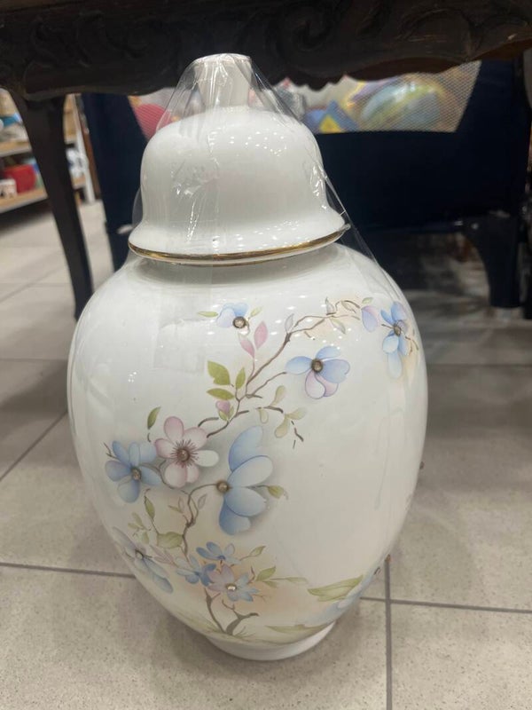 Porcelain lidded jar- Decor ***