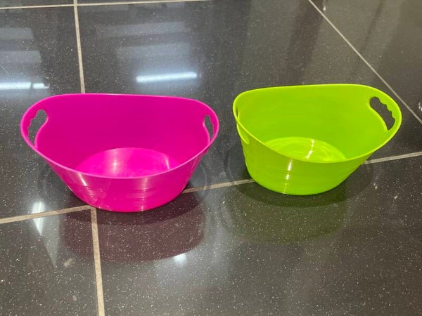 Small plastic tub- Supplies ***