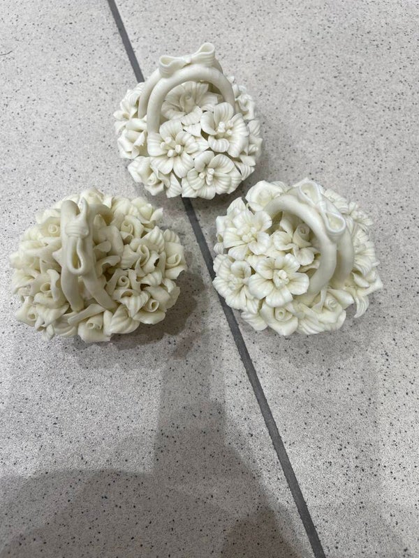 Porcelain flower basket-each 2€***