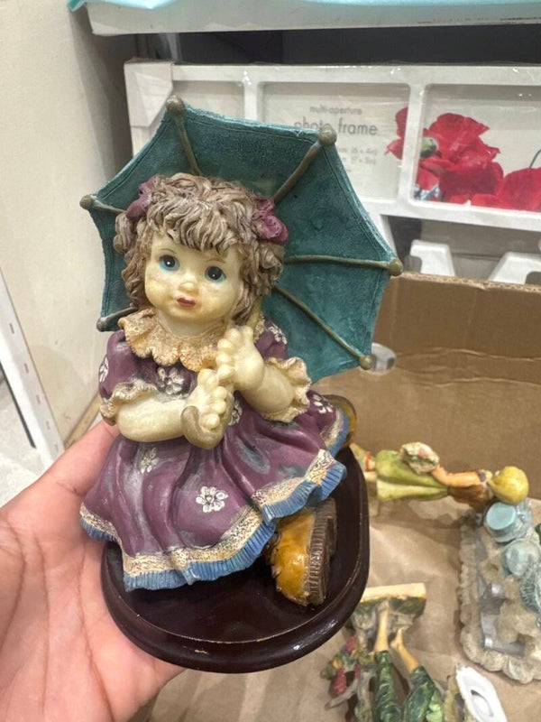 Resin girl figurine -Figurines ***