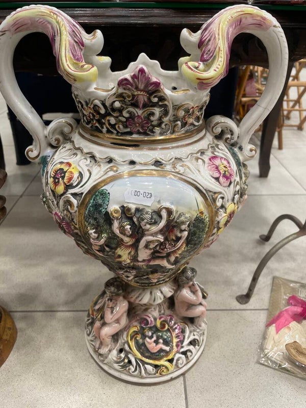 Capodimonte Italian vase- Vase***