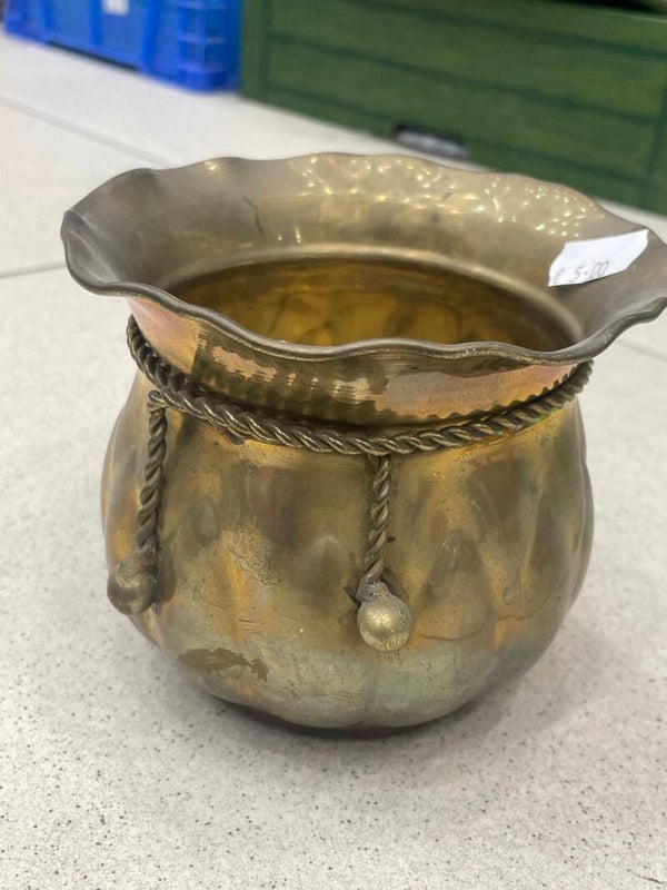 Vintage brass planter- Brass***