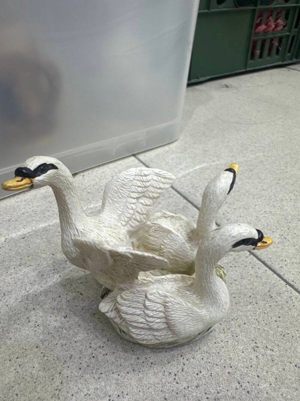 Swan Figurines-Decor***