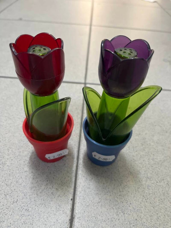 Salt and Pepper Shaker-each 2€-Supplies***