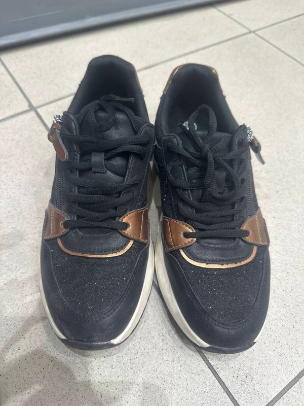 Women’s shoes size 38**