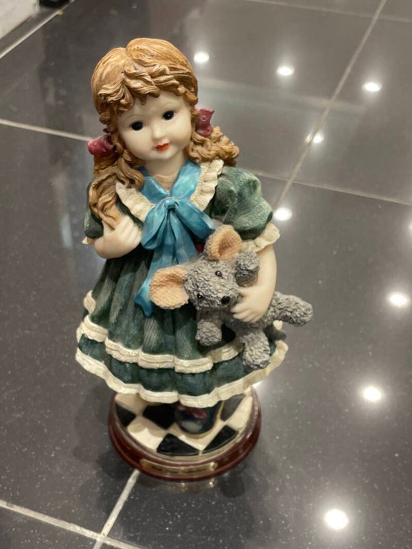 Young Girl Large - Figurines