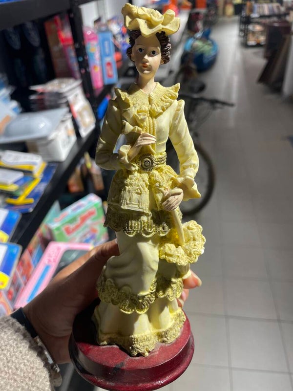 Victorian Lady In Resin - Figurines