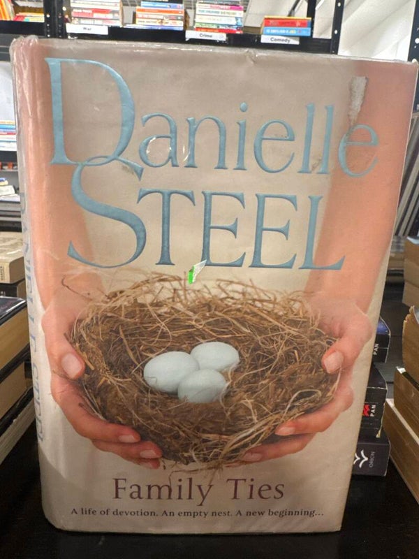 Family Ties - Danielle Steel - Books-**