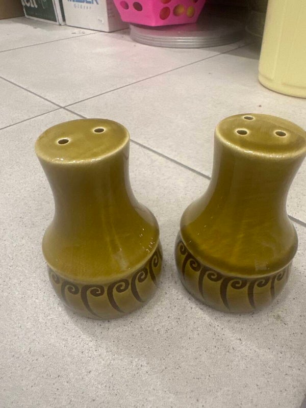 Vintage Salt and Papper Shaker-each 3€-Supplies***