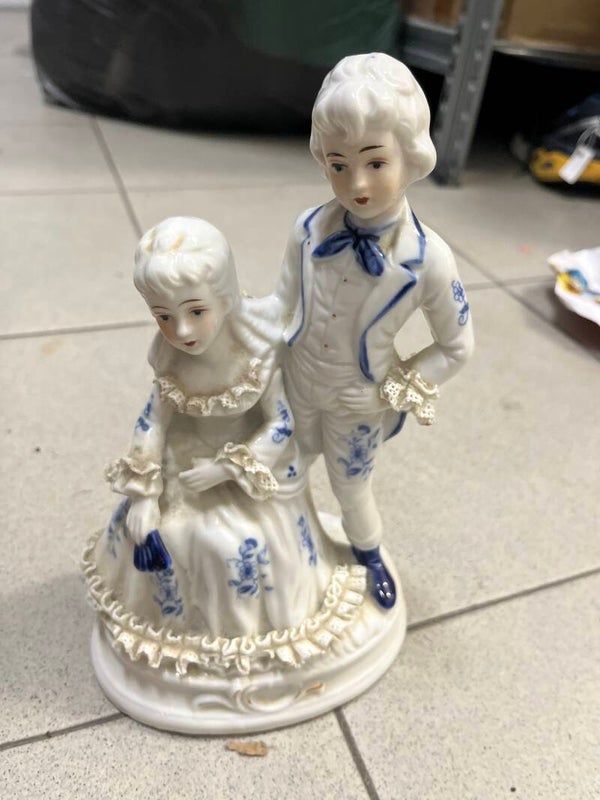 Porcelain couple figurine- Figurines ***