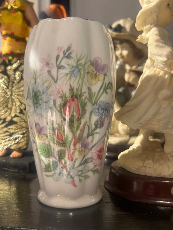 Vintage Aynsley bone china vase - Decor*