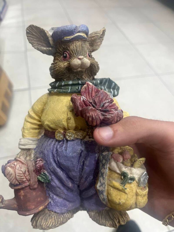 Bunny with flowers figurine - Figurines*