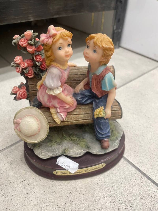 Couple On A Bench - Figurines