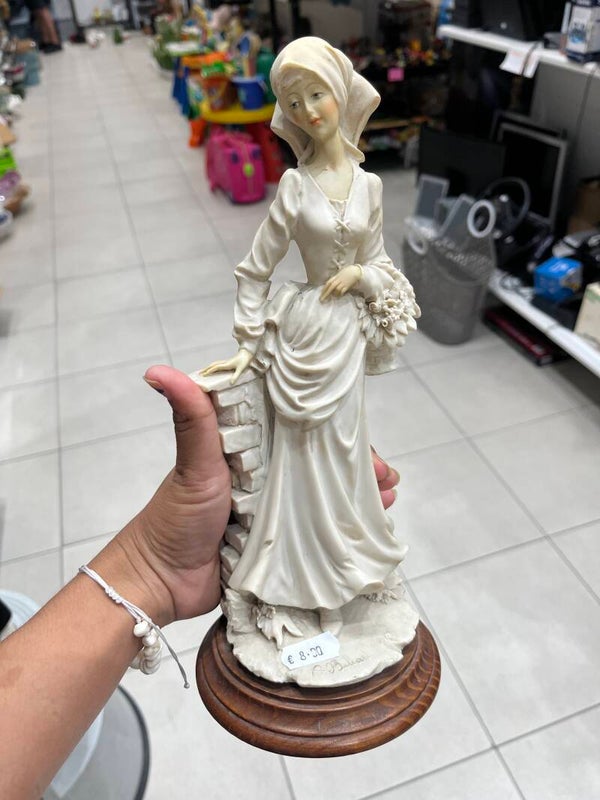Farm Girl In Resin - Figurines