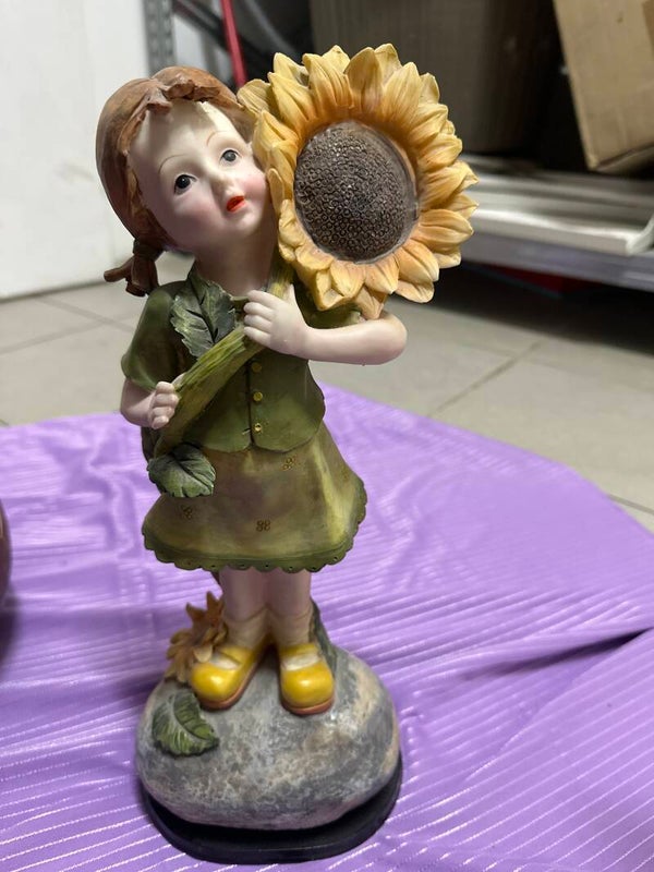 Sun flower Girl- Figurines ***