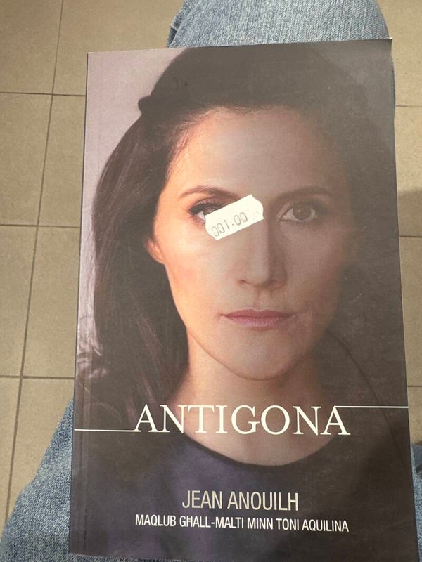 Antigona - Book ****