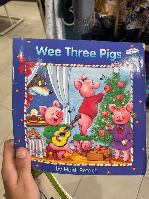 Wee Little pigs - books*