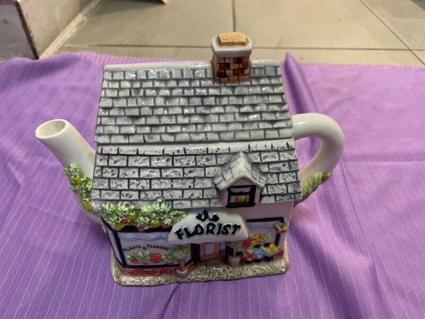 English Village Florist shaped teapot- Supplies ***
