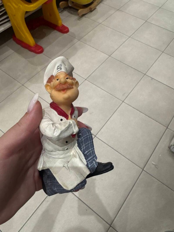 Kneeling chef figurine -decoration ***