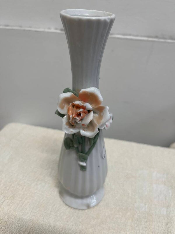 Porcelain Vase With Flowers - Decor**