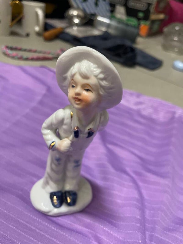 Boy figurine ***