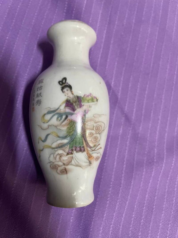 Chinese Porcelain Miniature Vase - Decor