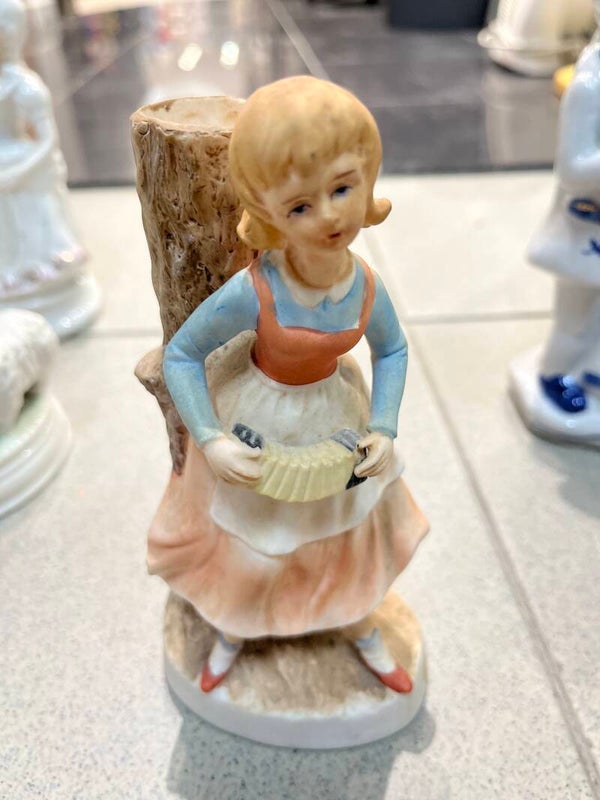 Vintage Ceramic Figurine-Decor ***