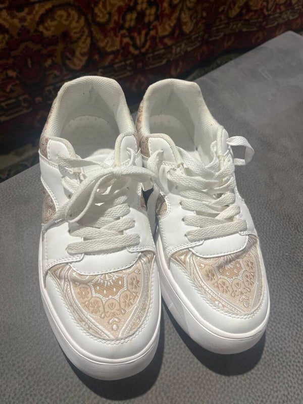 Women’s Sneaker - Size 40***