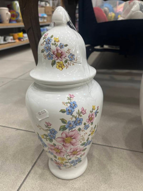 Porcelain lidded jar- Decor ***