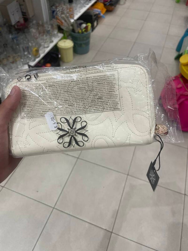 Avon signature Tailored Style Zip Around Wallet - Acessories*